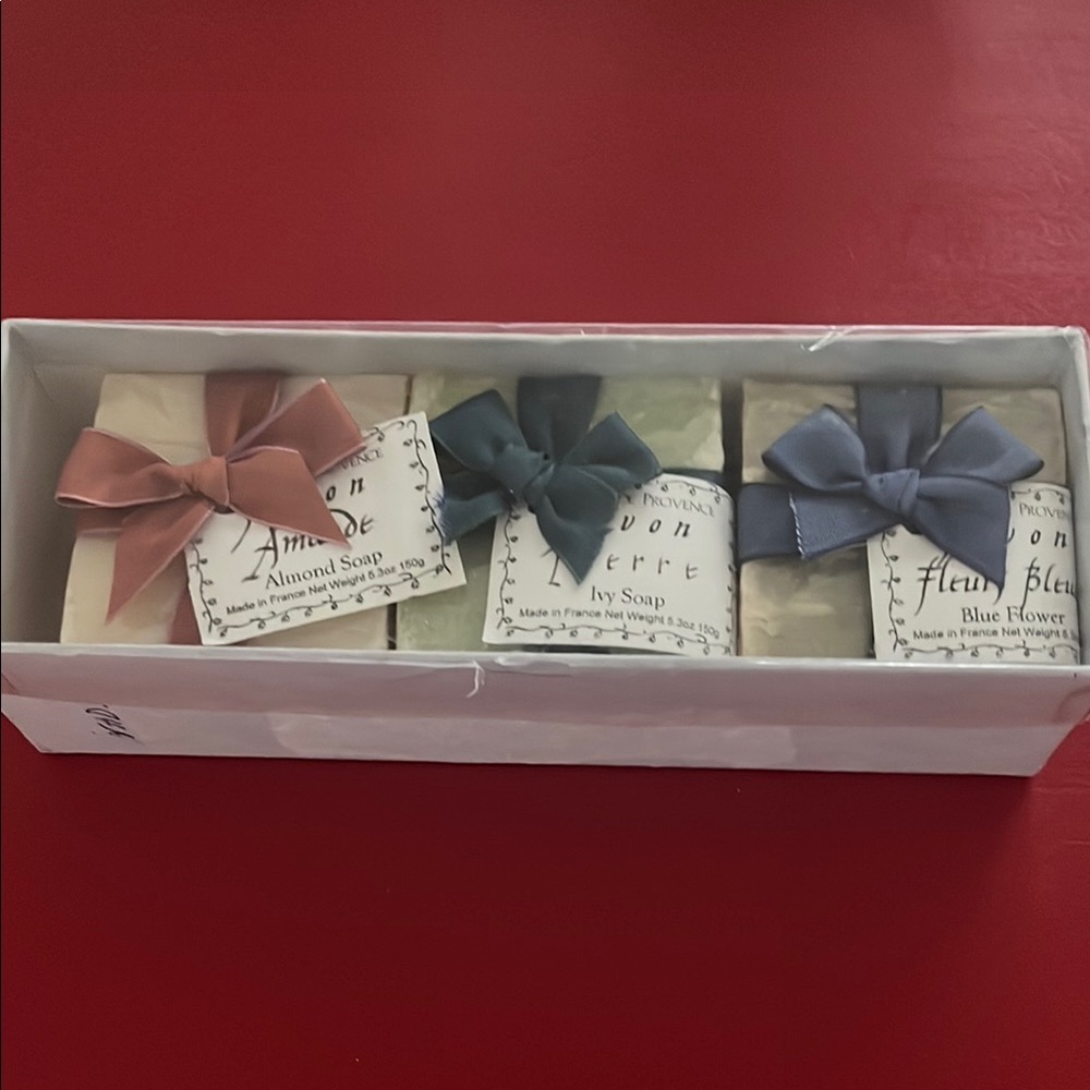 AVON Set of Three Scented Soaps with Bows Pale Melé de Favons Made in France